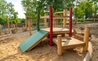 Kleinkindspielanlagen + Spielhäuser